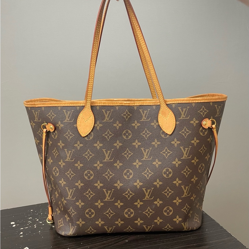 Louis Vuitton Neverfull MM, Tote, Monogram canvas/tan leather, beige interior.